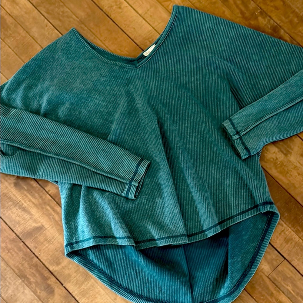 Green boutique Long Sleeve V-Neck Top